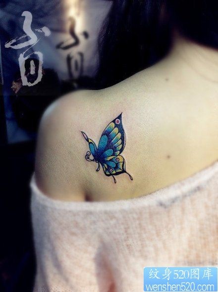 女人肩背小巧时尚的蝴蝶纹身图片