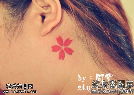 后颈粉嫩樱花纹身图案