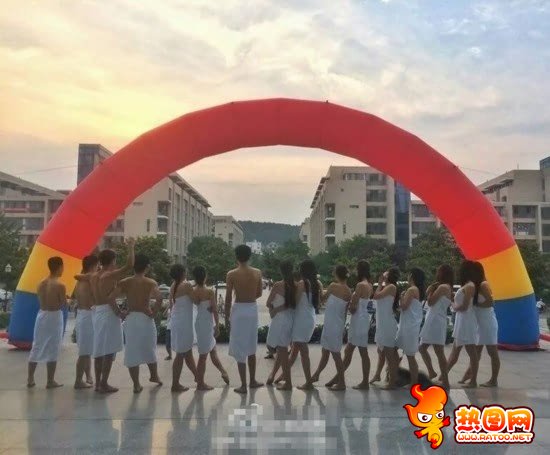 爆笑囧图第82刊之大学生浴巾毕业照(6)