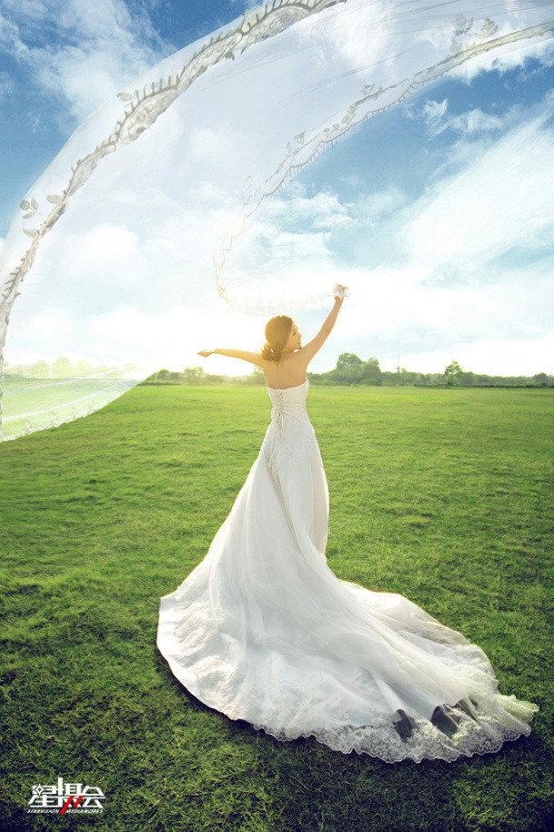 绿色草坪唯美幸福新娘婚纱摄影