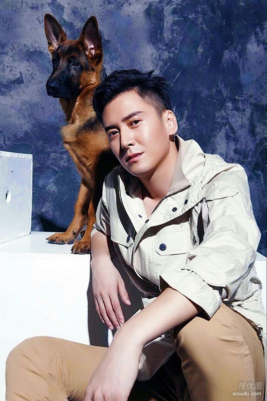型男韩栋携名犬拍摄写真(2)
