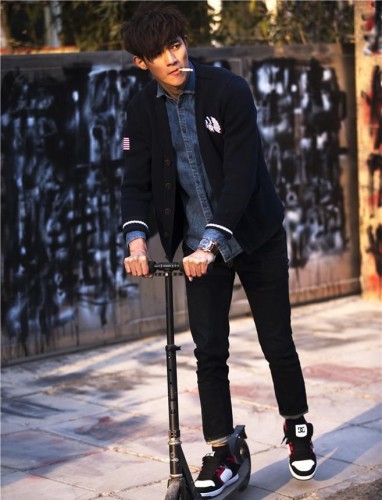 李子峰型男写真玩心大发酷耍滑板车