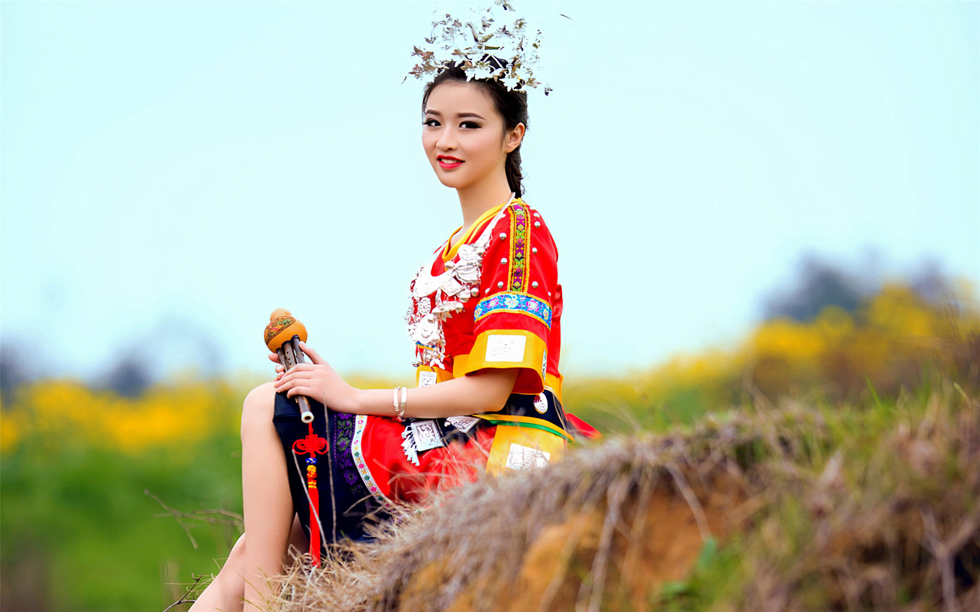 中国美女身穿少数民族服饰桌面壁纸