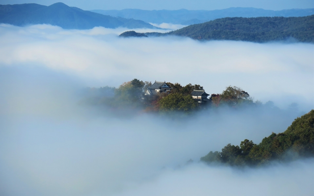 云雾之间山谷风光美景桌面壁纸图片下载