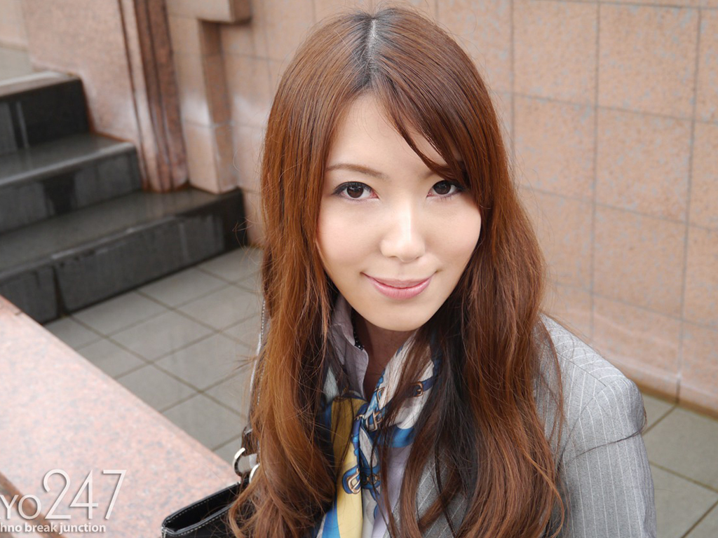 日本美女波多野结衣制服OL壁纸图片