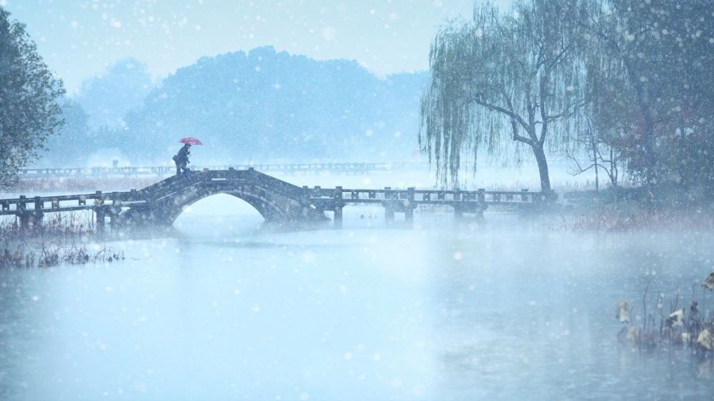 杭州西湖唯美自然风景雪花纷飞桌面壁纸下载