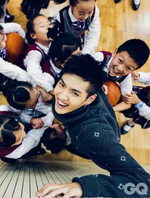吴亦凡和孩子们一起打球露出了大男孩般的笑容