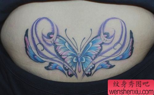 女孩子腰部一幅彩色蝴蝶纹身图案