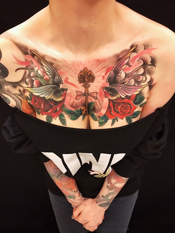 鸟语花香，美女胸部燕子与玫瑰彩绘纹身