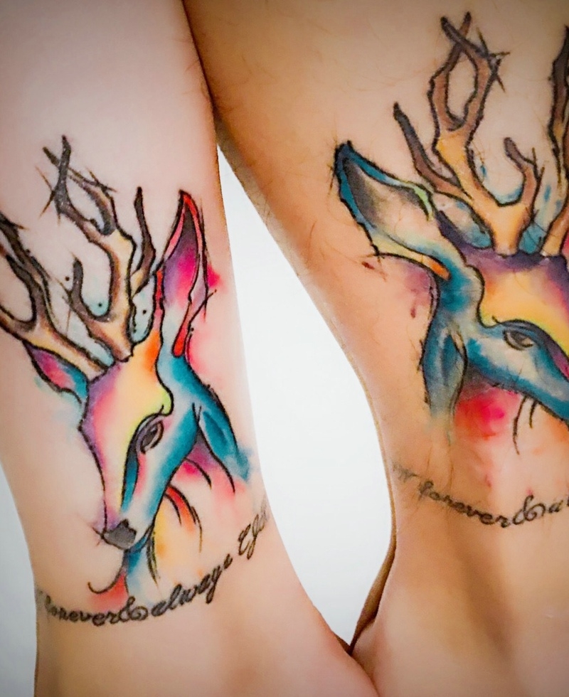 靓丽夺眼的彩色小鹿头像情侣纹身