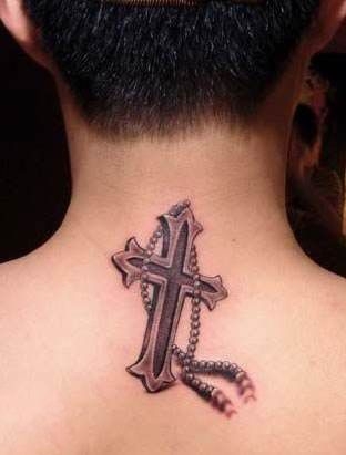 个性的颈部十字架纹身图案
