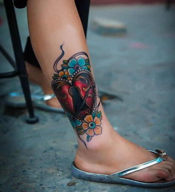 女性小腿彩色钥匙纹身图案