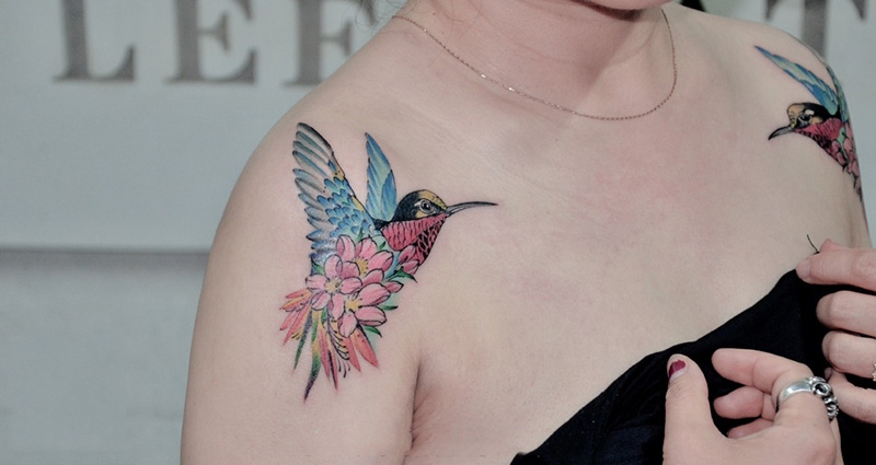 鸟语花香，披肩鲜花与小鸟彩绘纹身