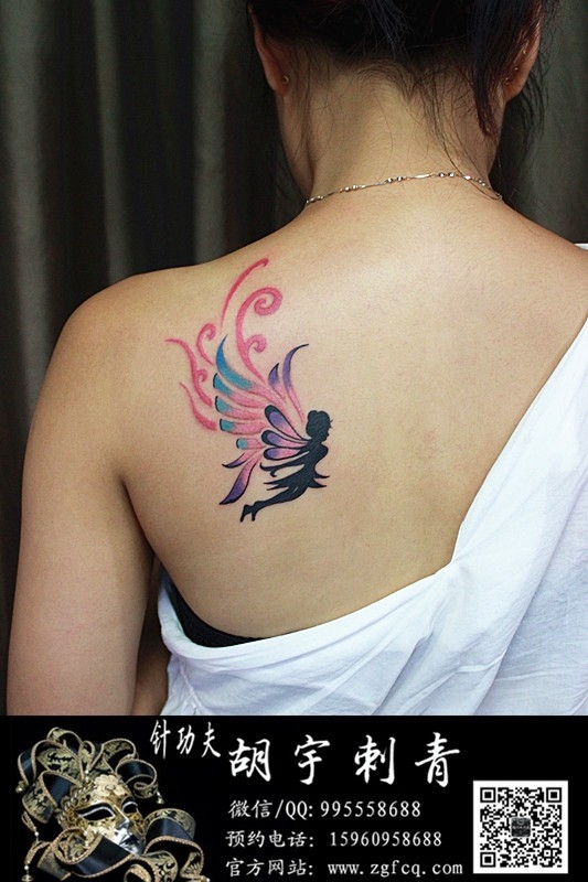 女性肩膀上的精灵纹身