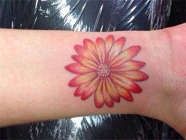 手腕漂亮唯美的花朵纹身