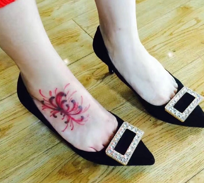 女生脚背漂亮的彼岸花纹身图案