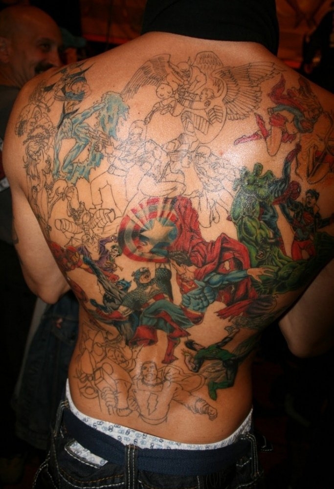 男子满背各种卡通英雄人物纹身图片