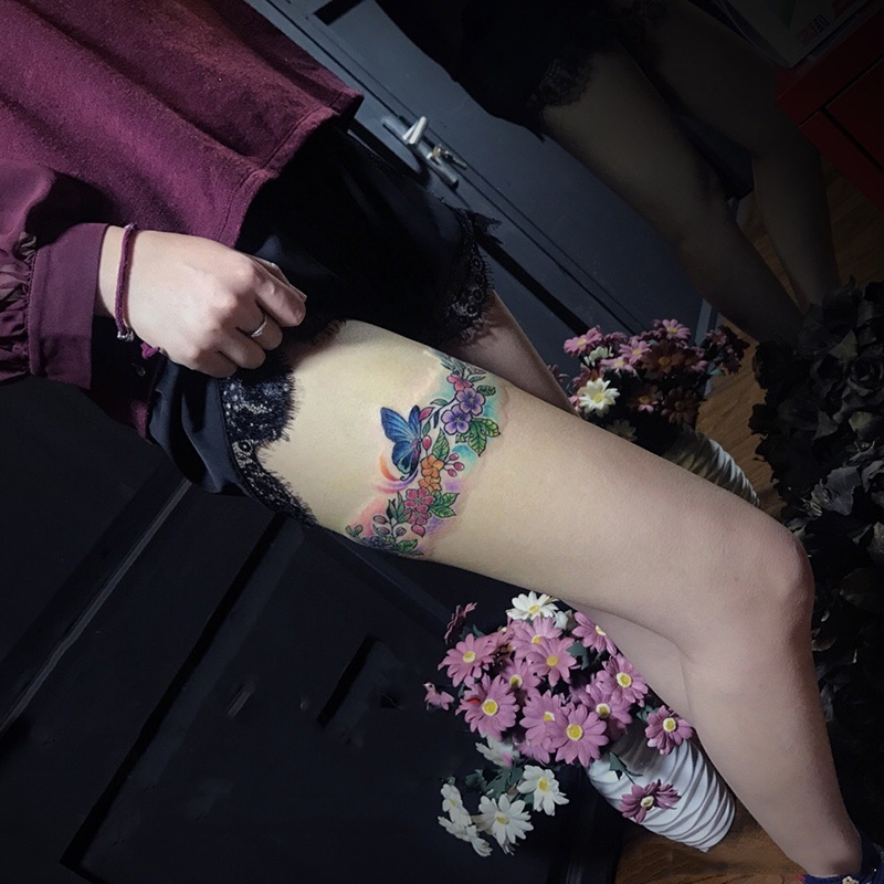 春暖花开，色彩艳丽的鲜花与蝴蝶腿环纹身