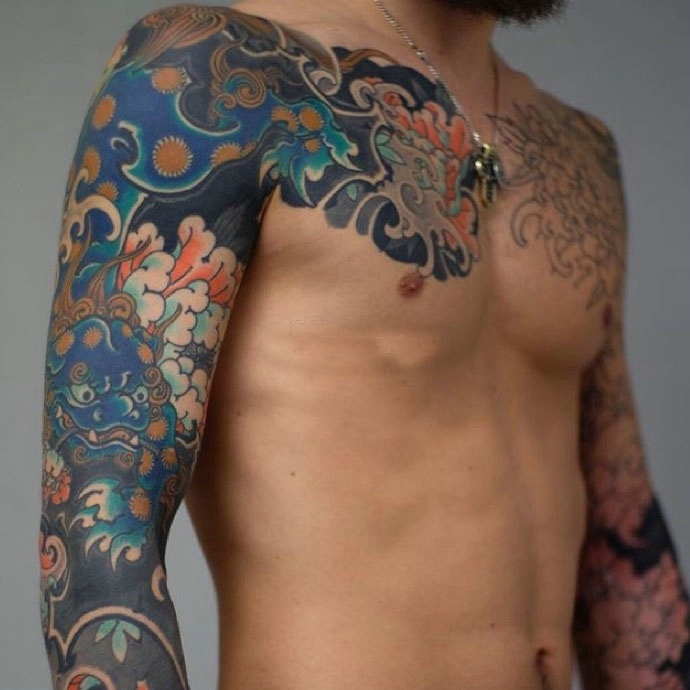 有型有样的彩色半甲纹身刺青