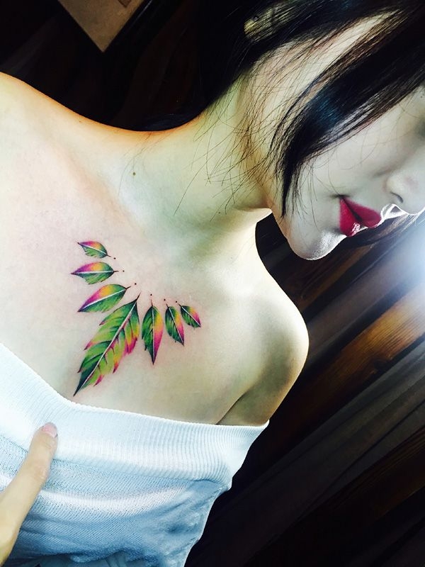 自然的色彩，美女胸部彩色树叶纹身图案