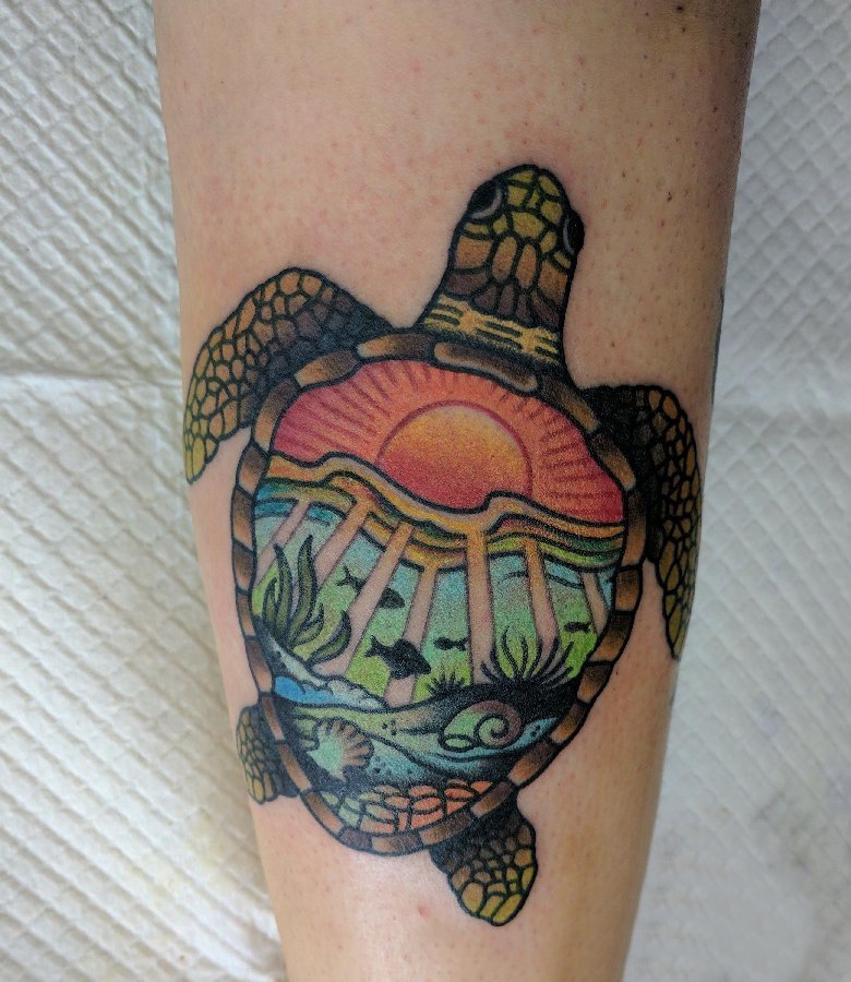 龟纹身男生小腿上彩色的乌龟纹身图片