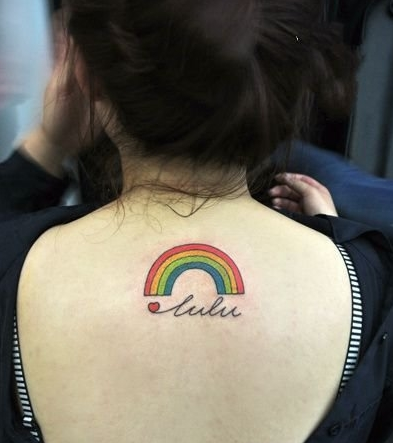 女生背后简洁大方的小彩虹纹身