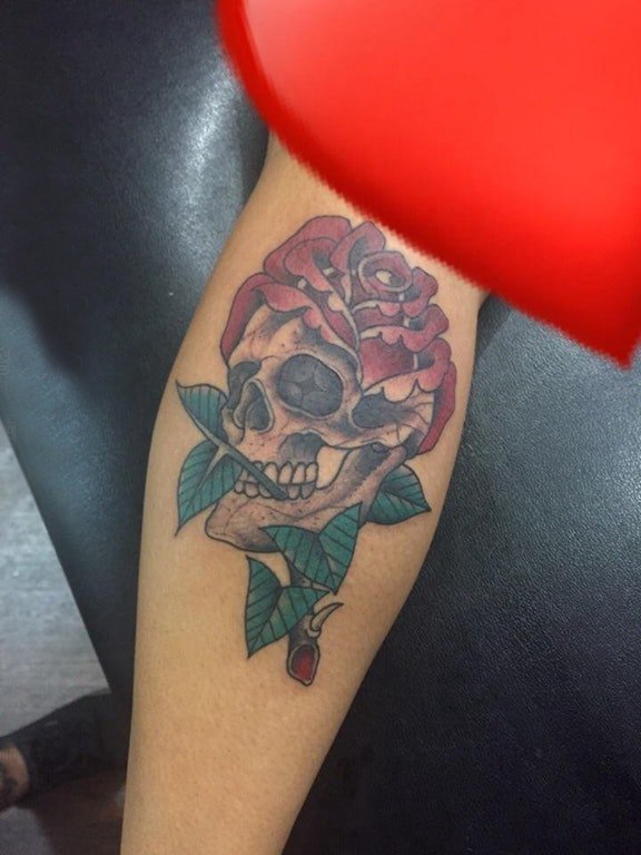 骷髅花朵纹身图案 女生手臂上骷髅花朵纹身图案