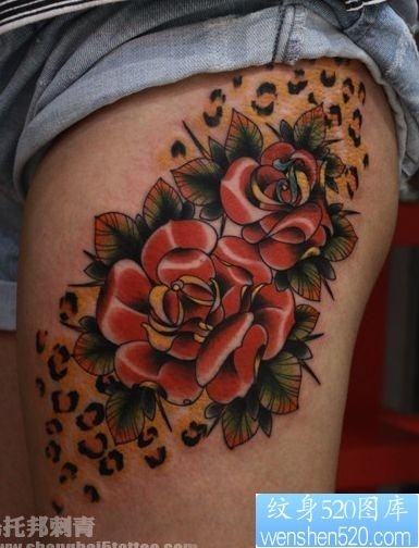 女孩子腿部玫瑰花与豹纹纹身图片