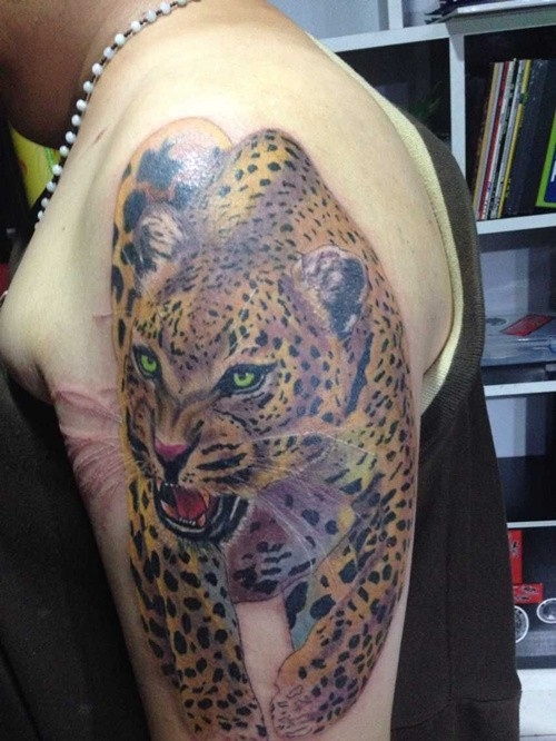 手臂上的豹子纹身