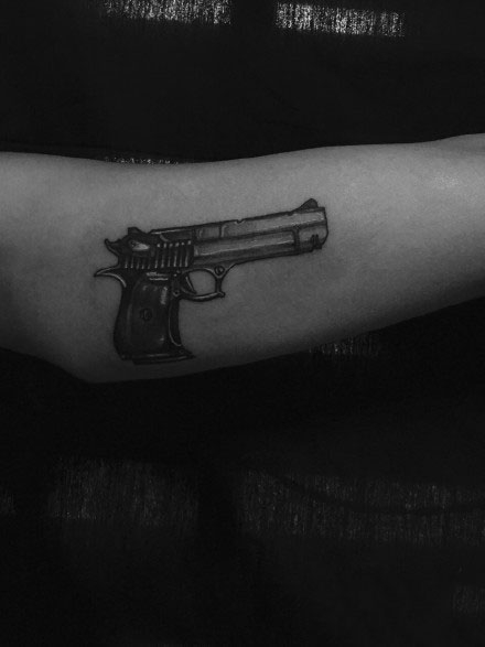 一个手臂上有枪的姑娘