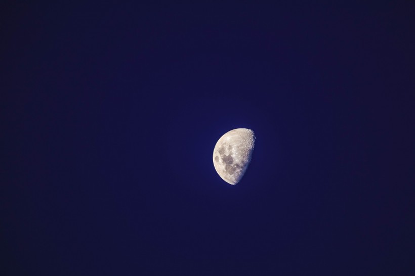 空中的月亮 风景图片