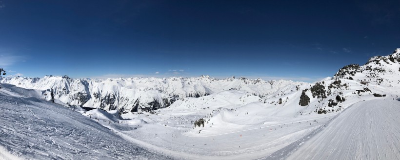安静的雪山滑雪场图片