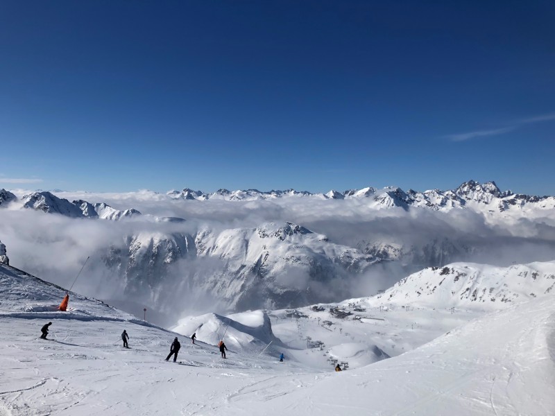 安静的雪山滑雪场图片(7)