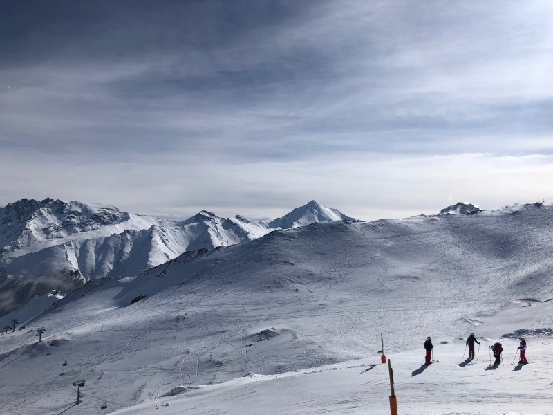 安静的雪山滑雪场图片(6)