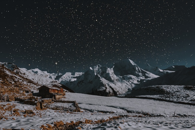 夜晚雪山上的星空图片 第1页