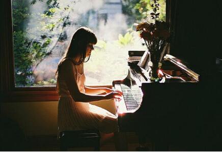 钢琴女孩唯美图片(4)