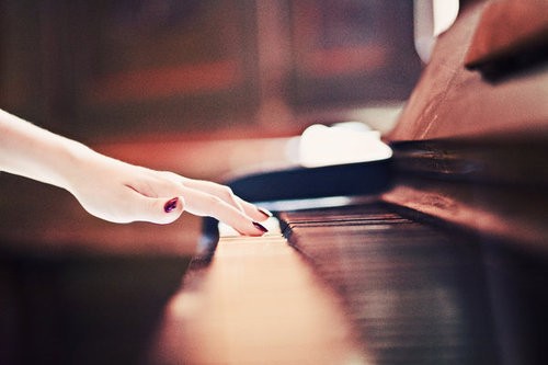弹钢琴女生唯美图片(5)