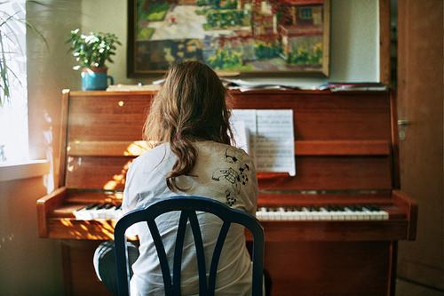 弹钢琴女生唯美图片(2)
