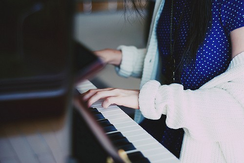 弹钢琴女生唯美图片(4)