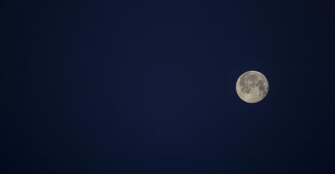 朦胧的月亮图片 夜空中唯美的月亮图片(5)