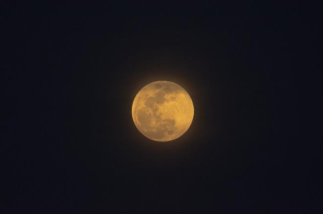 朦胧的月亮图片 夜空中唯美的月亮图片(3)
