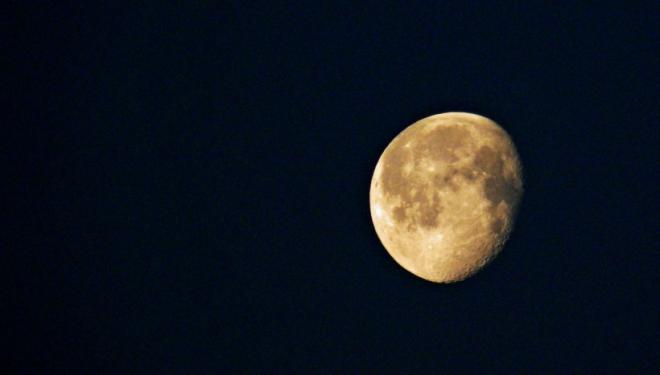 朦胧的月亮图片 夜空中唯美的月亮图片(4)