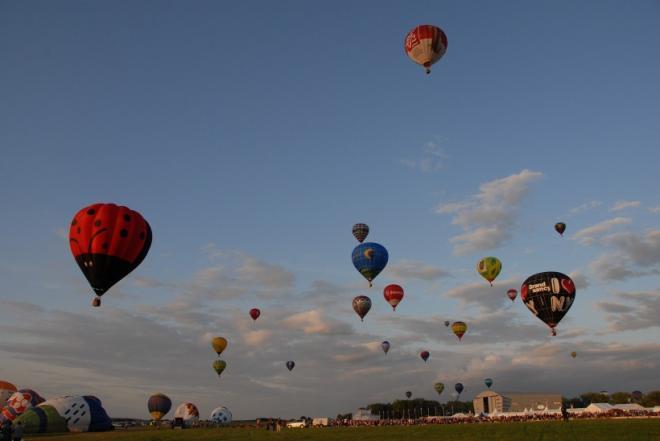 飞在空中的漂亮热气球图片(3)