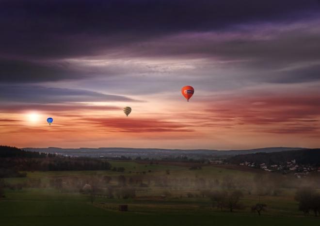 飞在空中的漂亮热气球图片(6)