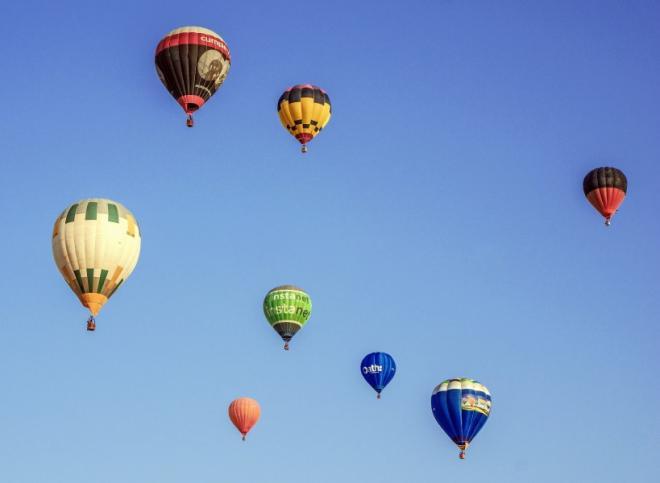 空中美丽的五颜六色热气球图片(3)