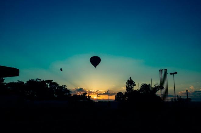 缓慢升空的热气球图片(9)