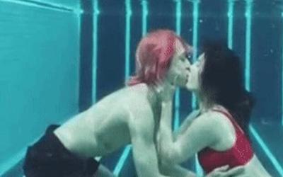 韩女星金泫雅与男友水下拥吻图片