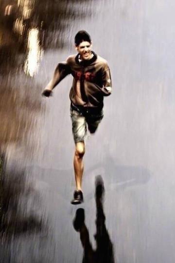 在雨中独肢奔跑的男孩图片(2)