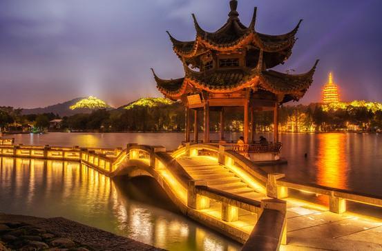 杭州西湖夜景图片，哪有谁的生活是容易的
