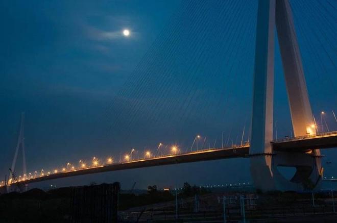 长江大桥夜景图片，我们应以这样的心态，对待他人对自己的评价